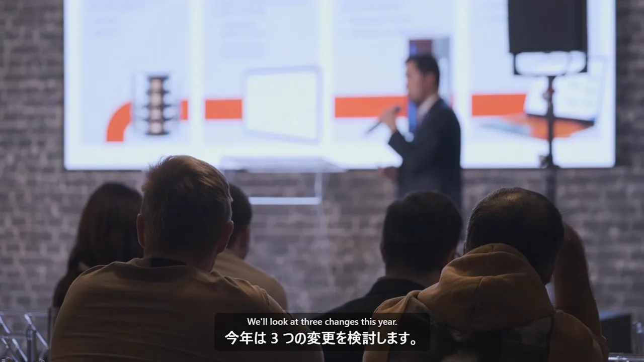 発表している人の映像の上に、日本語字幕が出ている